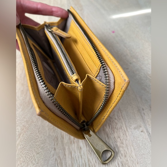 FOSSIL FIFTY FOUR leather wallet, yellow, Never Used, zip around womens wallet - Picture 4 of 8